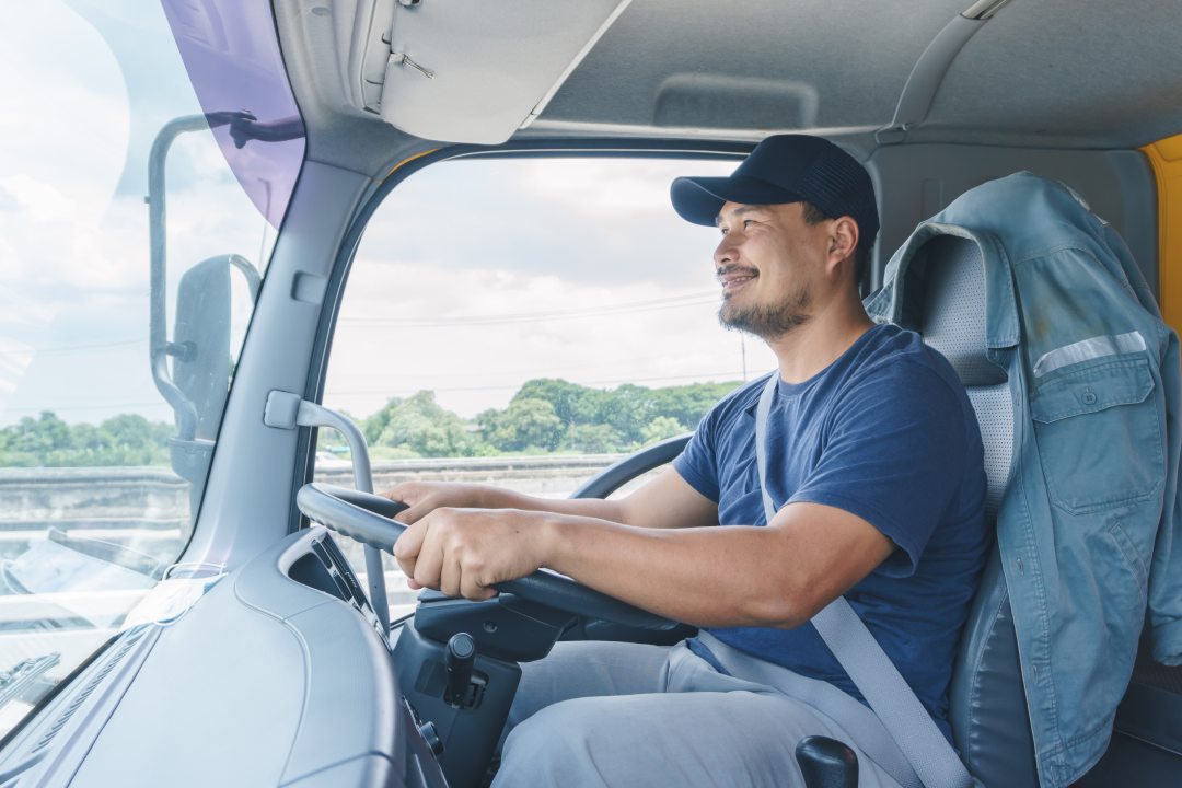 Sonrisa Confianza Hombre Joven Camionero Profesional En Negocio Transporte Largo